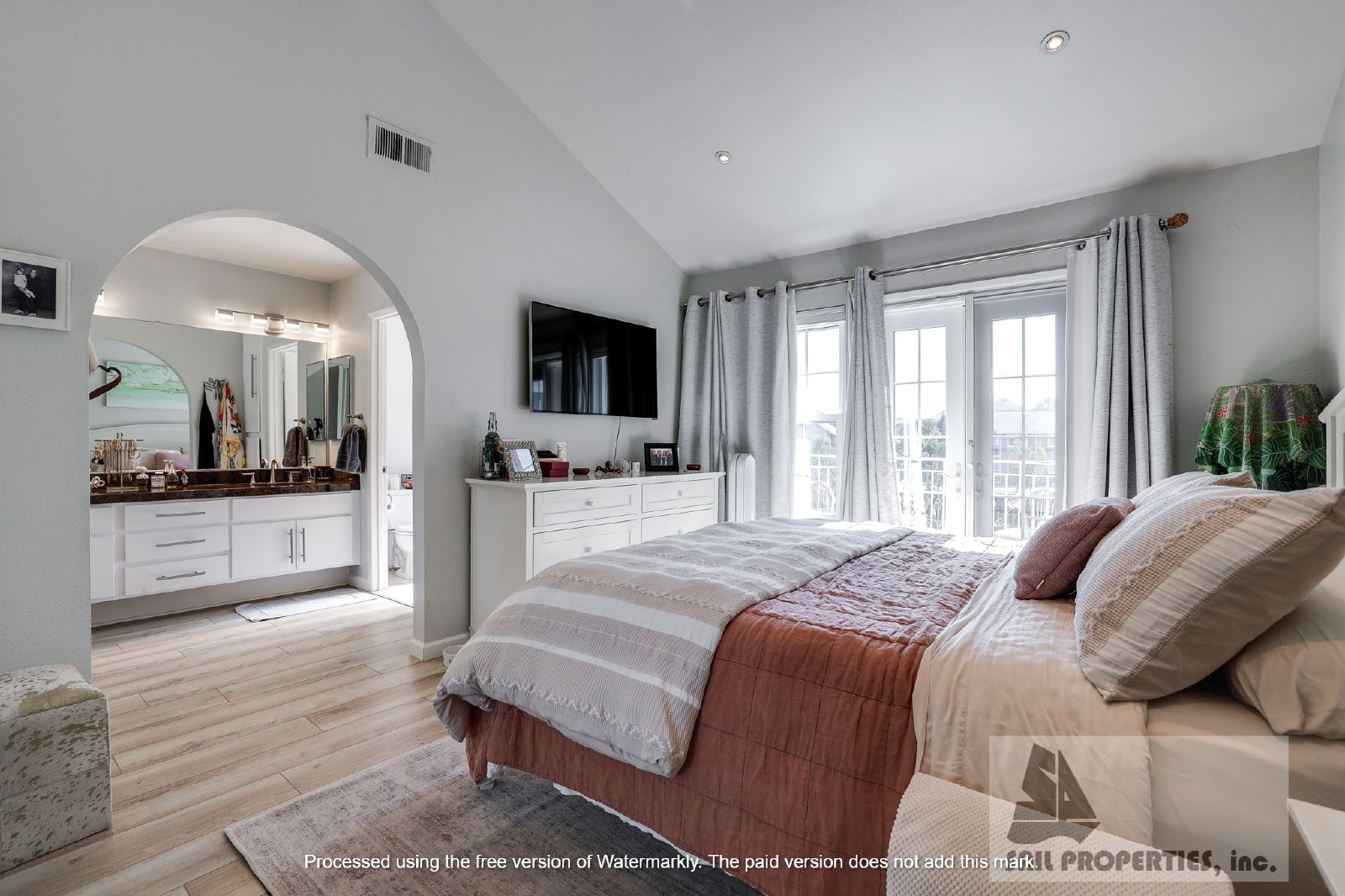 Gorgeous Remodeled Condo in Newport Beach! property image