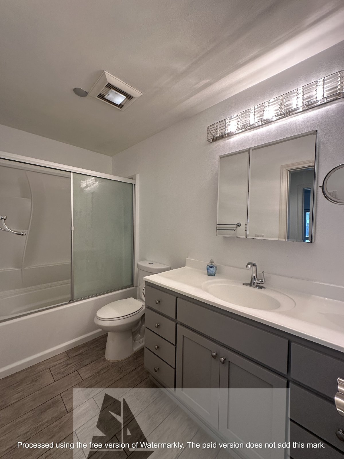 Welcome to this charming 2-bedroom, 2-bathroom home located in the desirable gated community of Fountain Valley property image