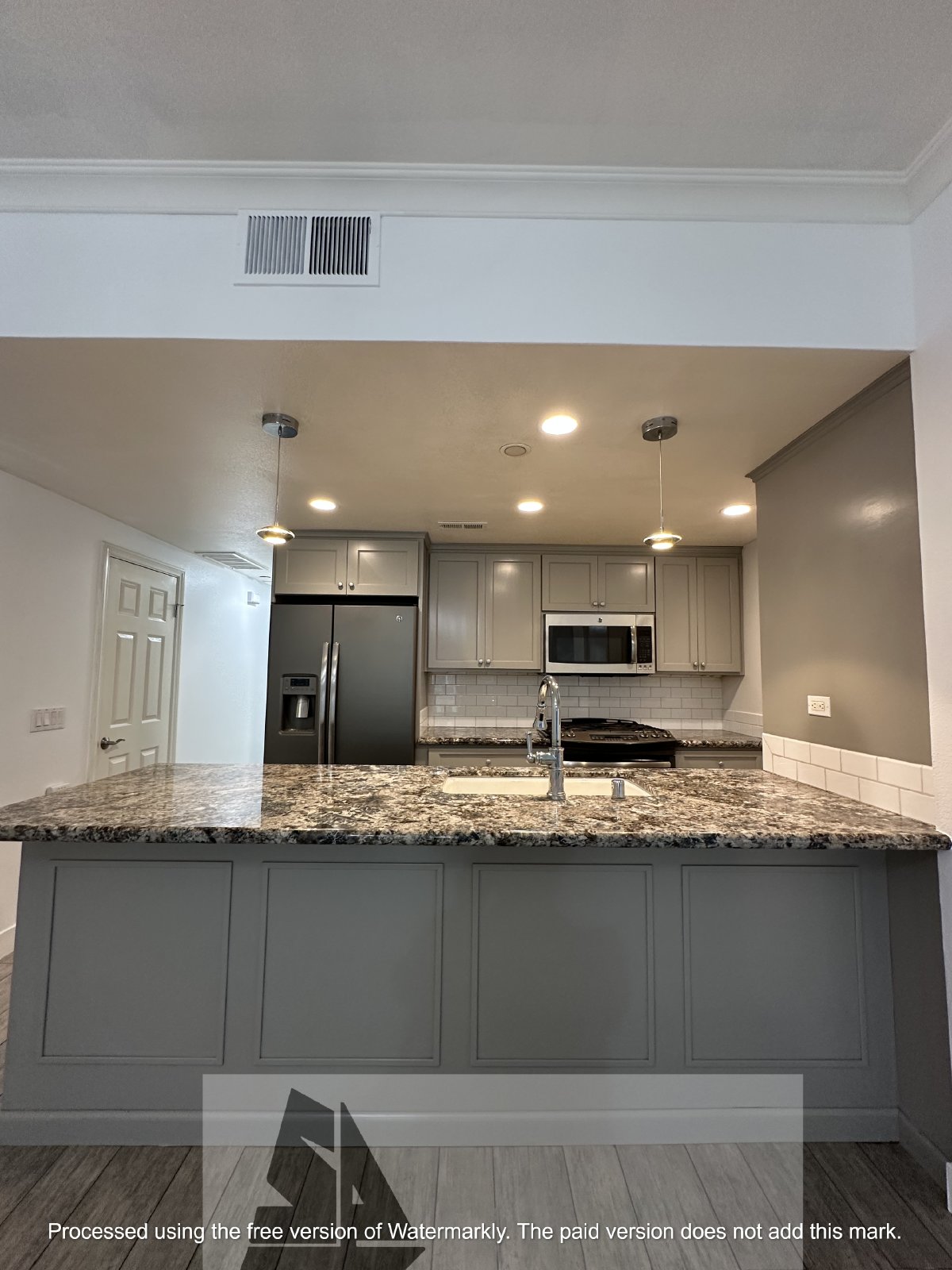 Welcome to this charming 2-bedroom, 2-bathroom home located in the desirable gated community of Fountain Valley property image