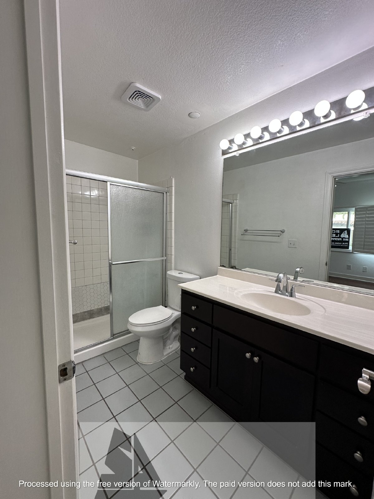 Welcome to this charming 2-bedroom, 2-bathroom home located in the desirable gated community of Fountain Valley property image