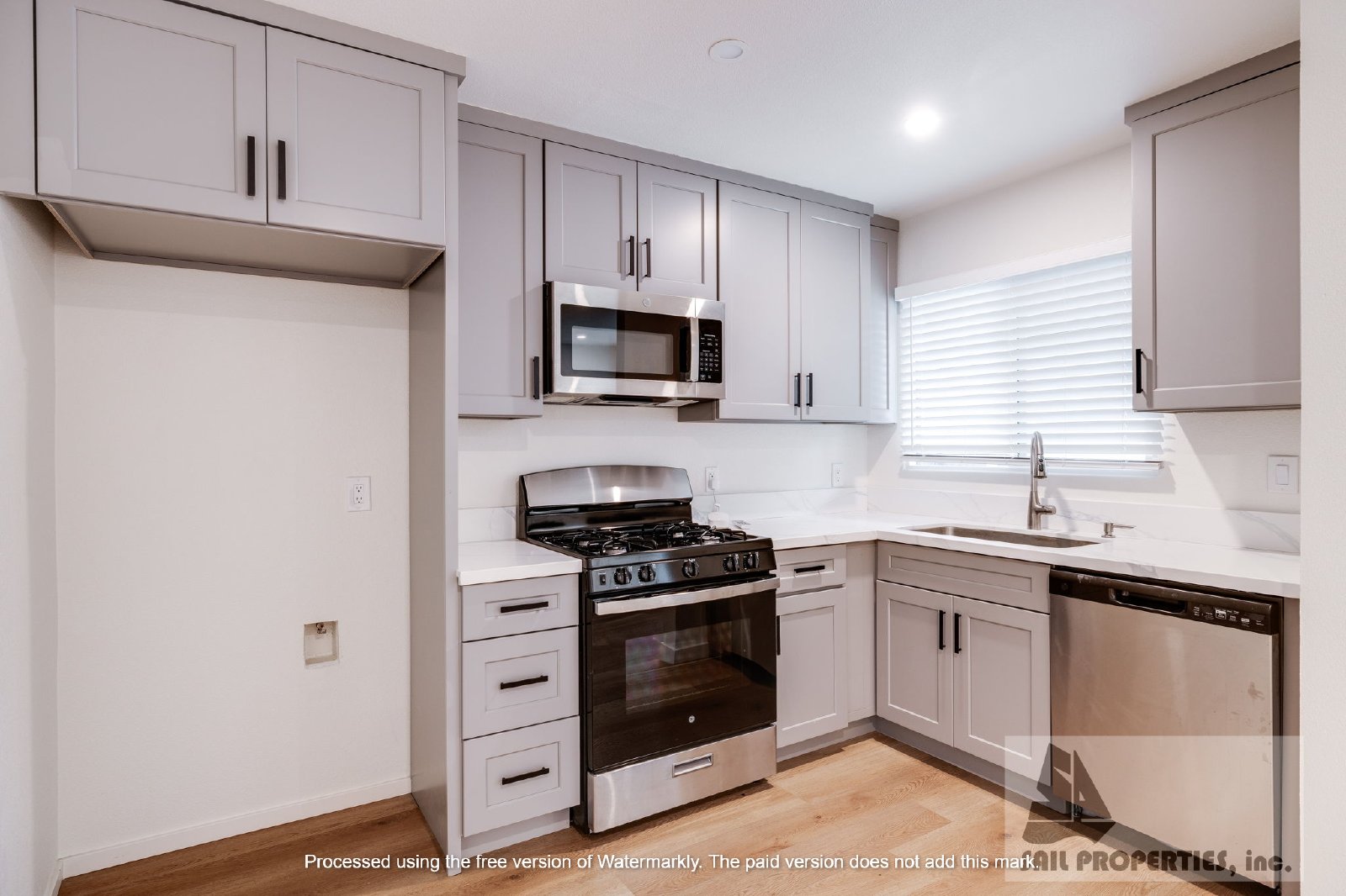 Great downtown unit in Huntington Beach! property image