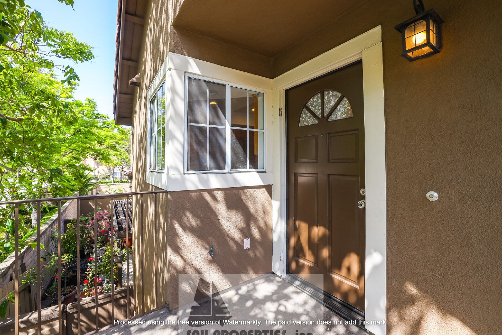 Charming end-unit home in Anaheim property image
