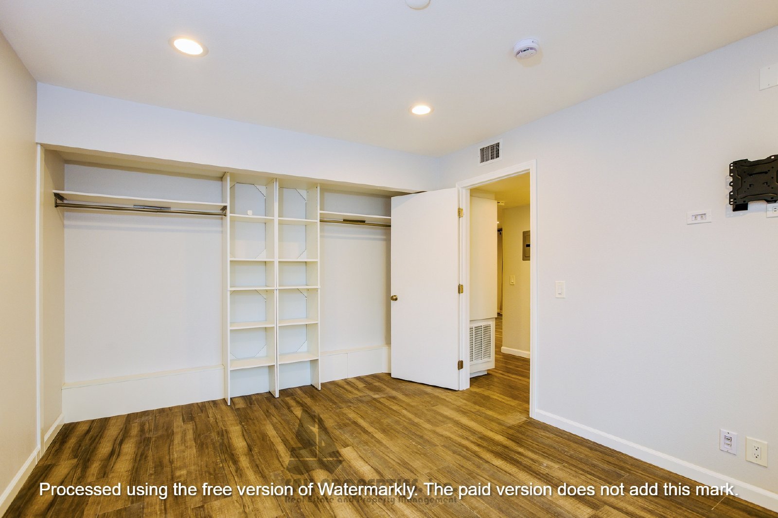 Discover this well-appointed 2-bedroom, 2-bath condo in Lake Forest property image