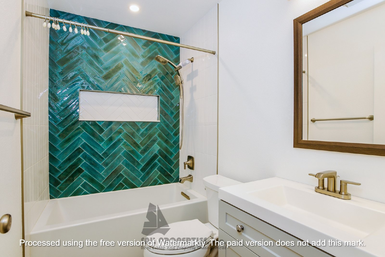 Discover this well-appointed 2-bedroom, 2-bath condo in Lake Forest property image