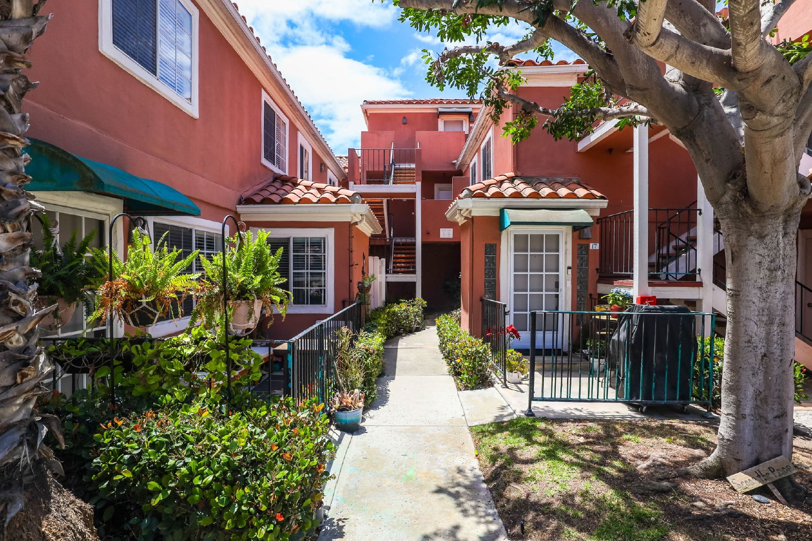 Huntington Beach 2-Bedroom, 2-Bath Home property image