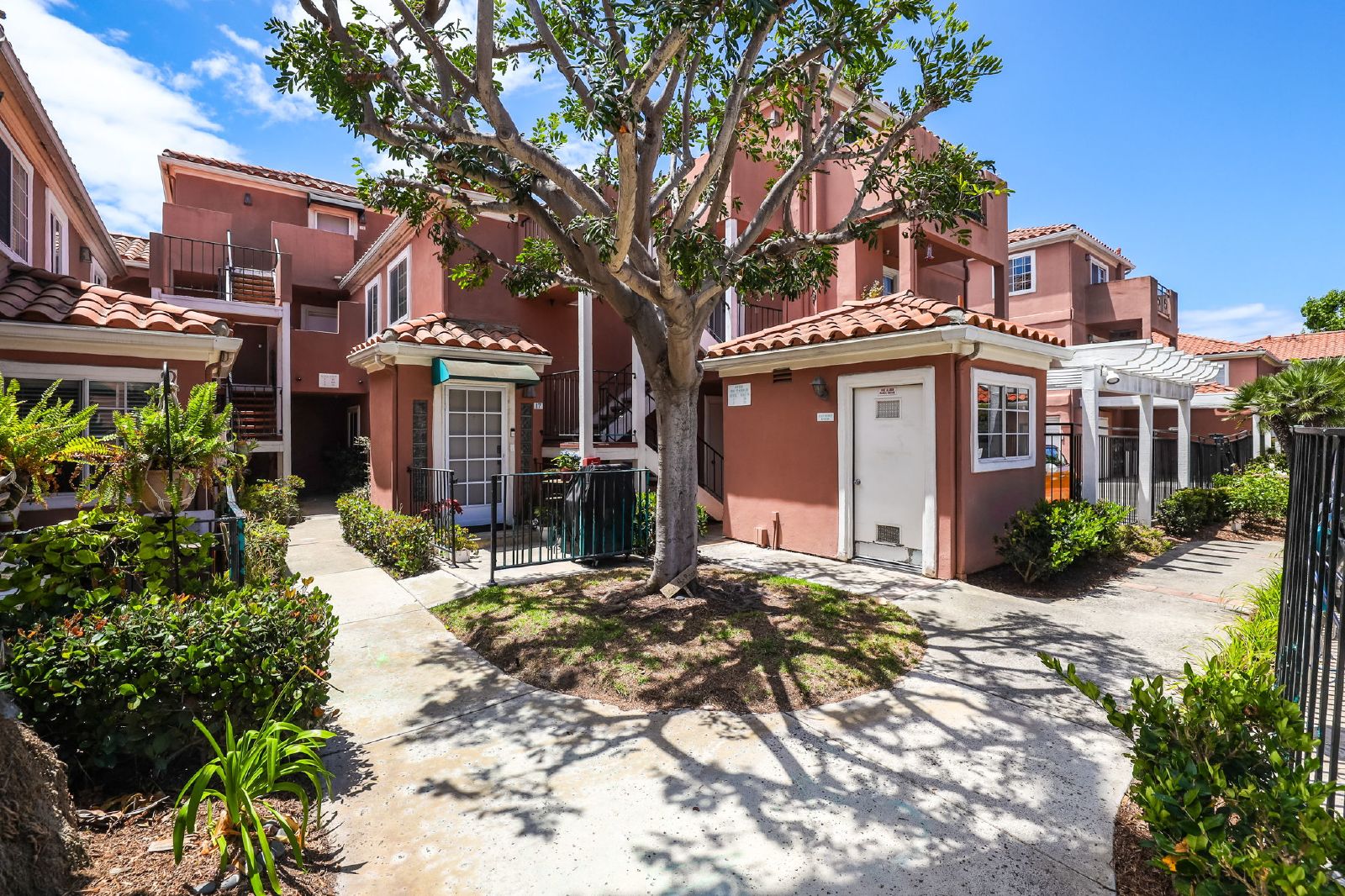 Huntington Beach 2-Bedroom, 2-Bath Home property image