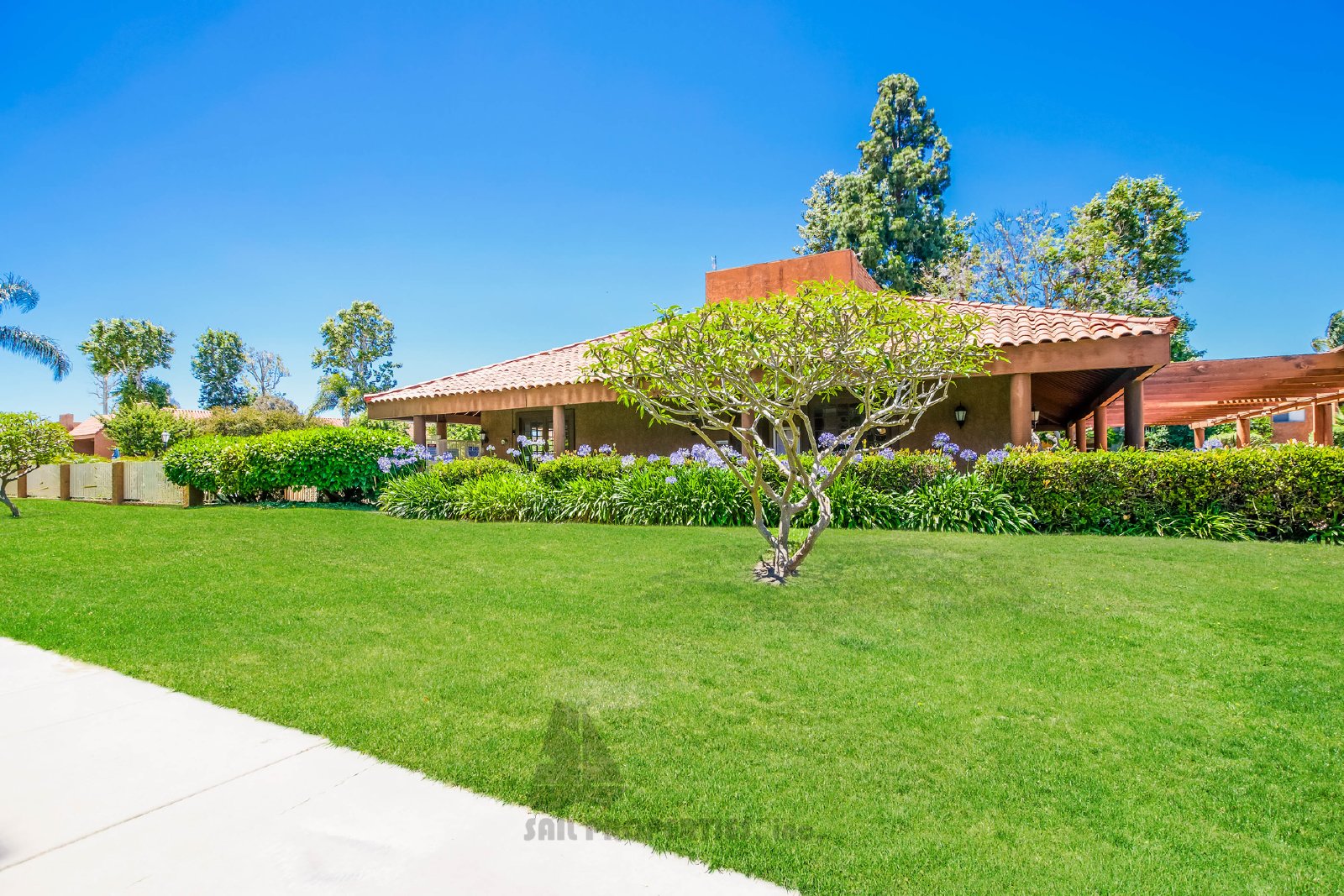 Charming 1-bedroom, 1-bath Condo in Huntington Beach property image