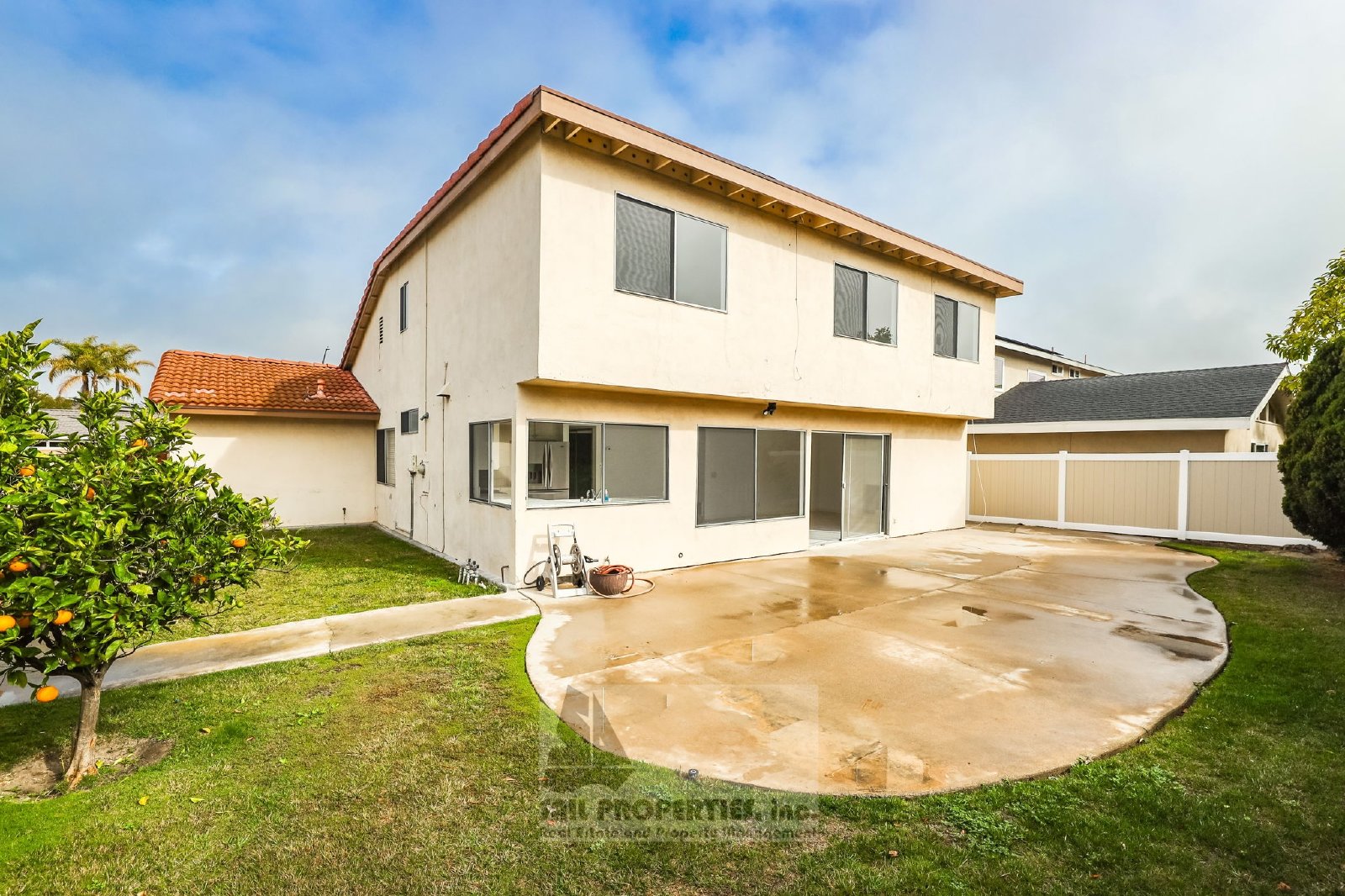 5 Bedrooms. 3-Car Garage. Huntington Beach Charm! property image