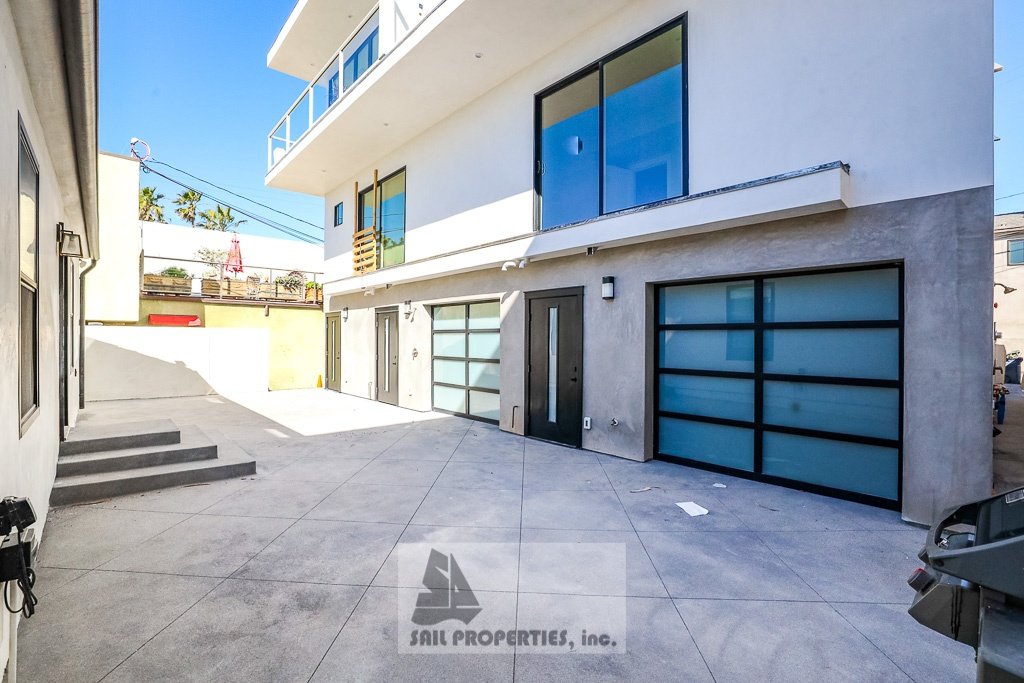 Discover a thoughtfully updated 2‑bedroom, 4‑bath duplex in Huntington Beach offering ocean views and a range of modern touches property image