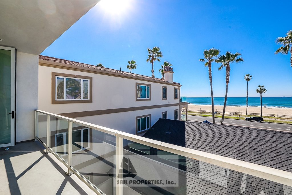 Discover a thoughtfully updated 2‑bedroom, 4‑bath duplex in Huntington Beach offering ocean views and a range of modern touches property image