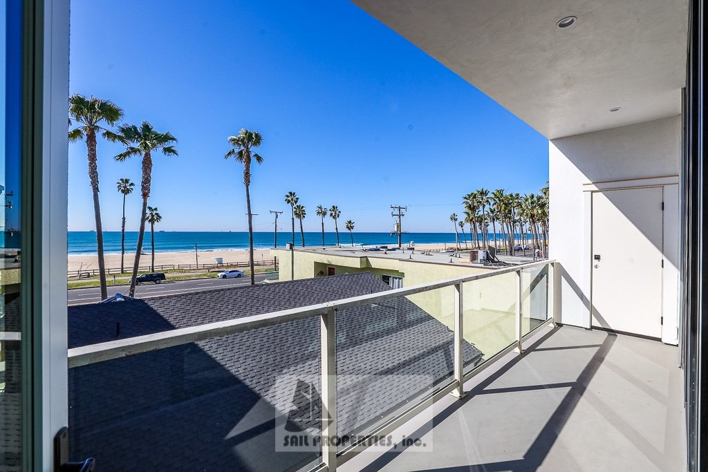 Discover a thoughtfully updated 2‑bedroom, 4‑bath duplex in Huntington Beach offering ocean views and a range of modern touches property image