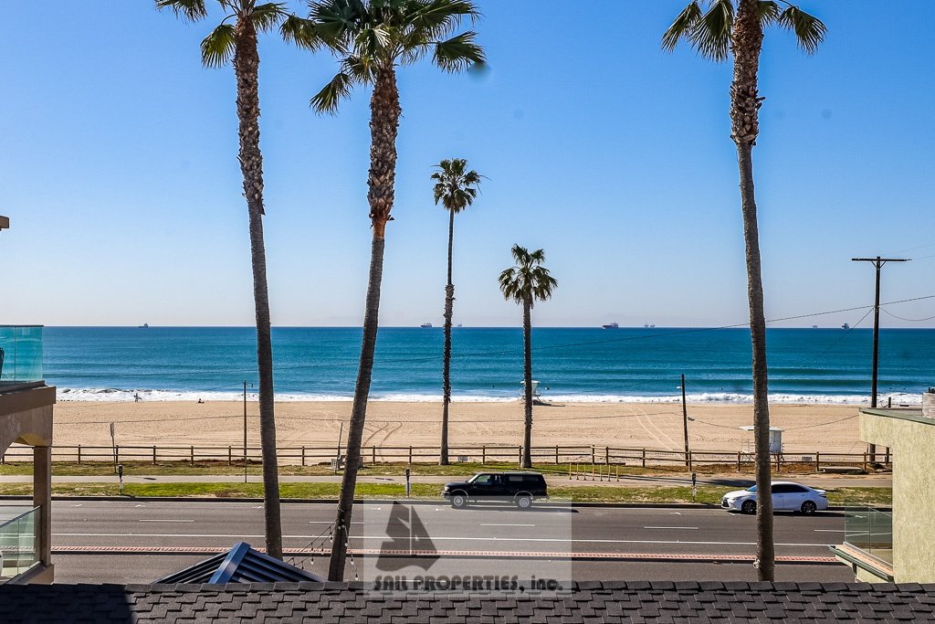 Discover a thoughtfully updated 2‑bedroom, 4‑bath duplex in Huntington Beach offering ocean views and a range of modern touches property image