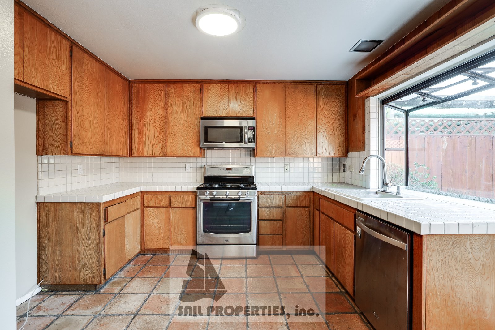 Charming 3-Bedroom Townhome in Fountain Valley close to Mile Square Park property image