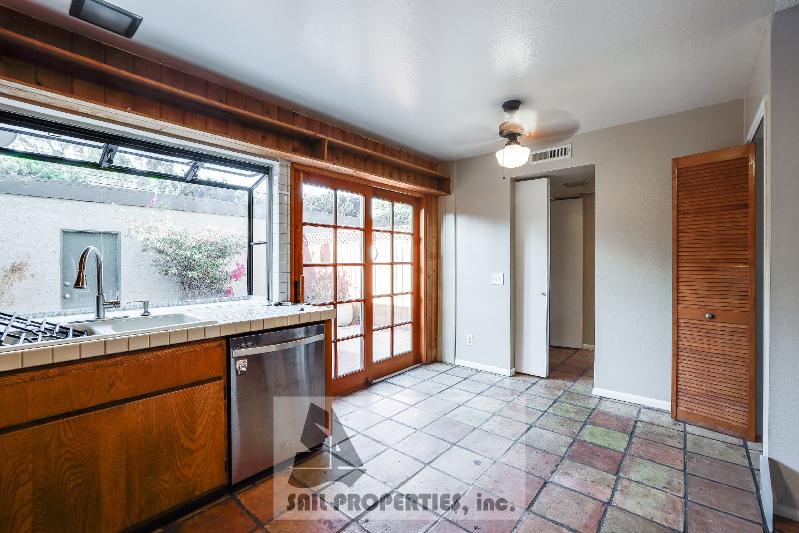 Charming 3-Bedroom Townhome in Fountain Valley close to Mile Square Park property image