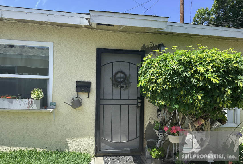 End-Unit Apartment in Prime Location of Paramount! property image