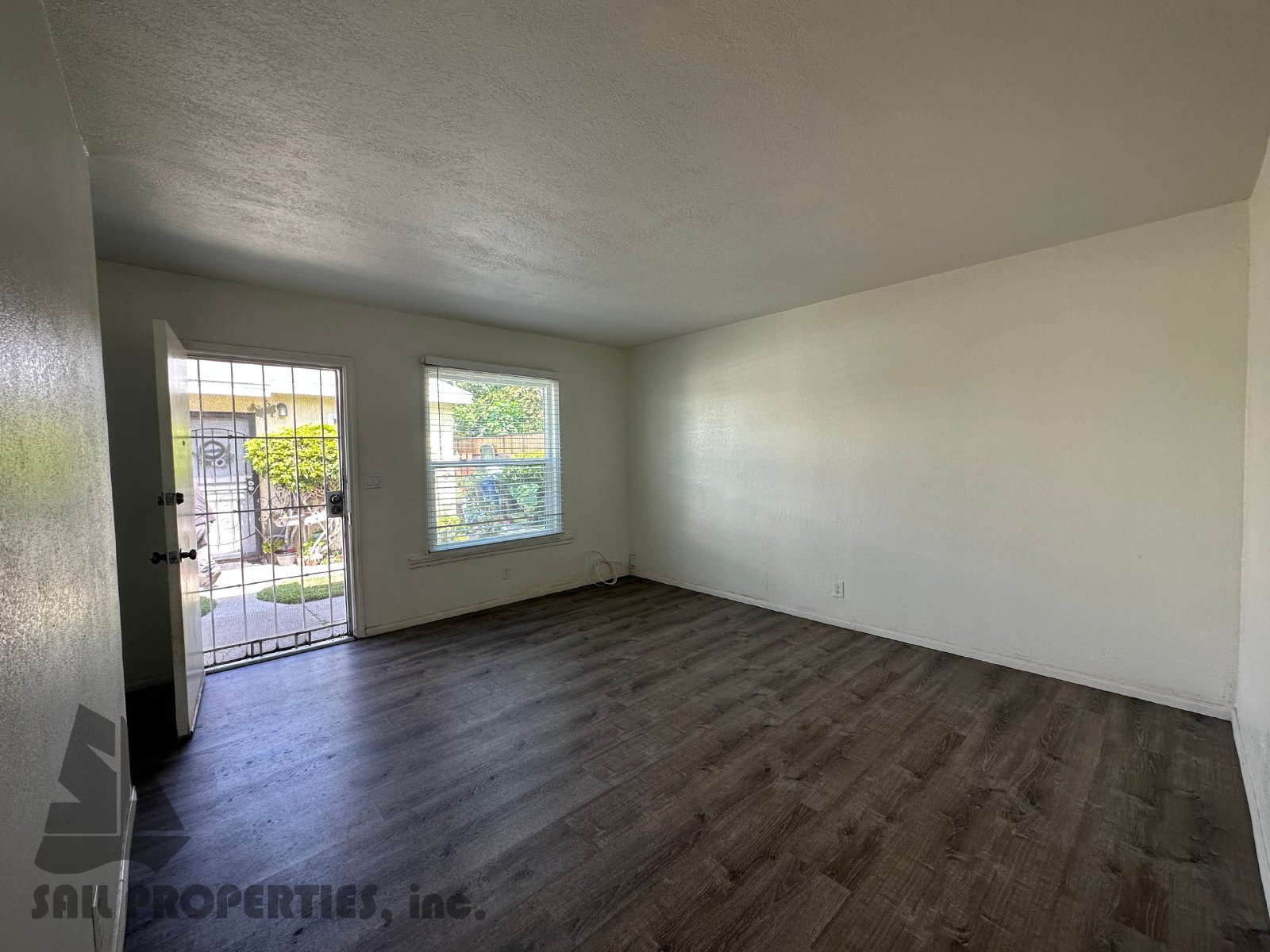 End-Unit Apartment in Prime Location of Paramount! property image