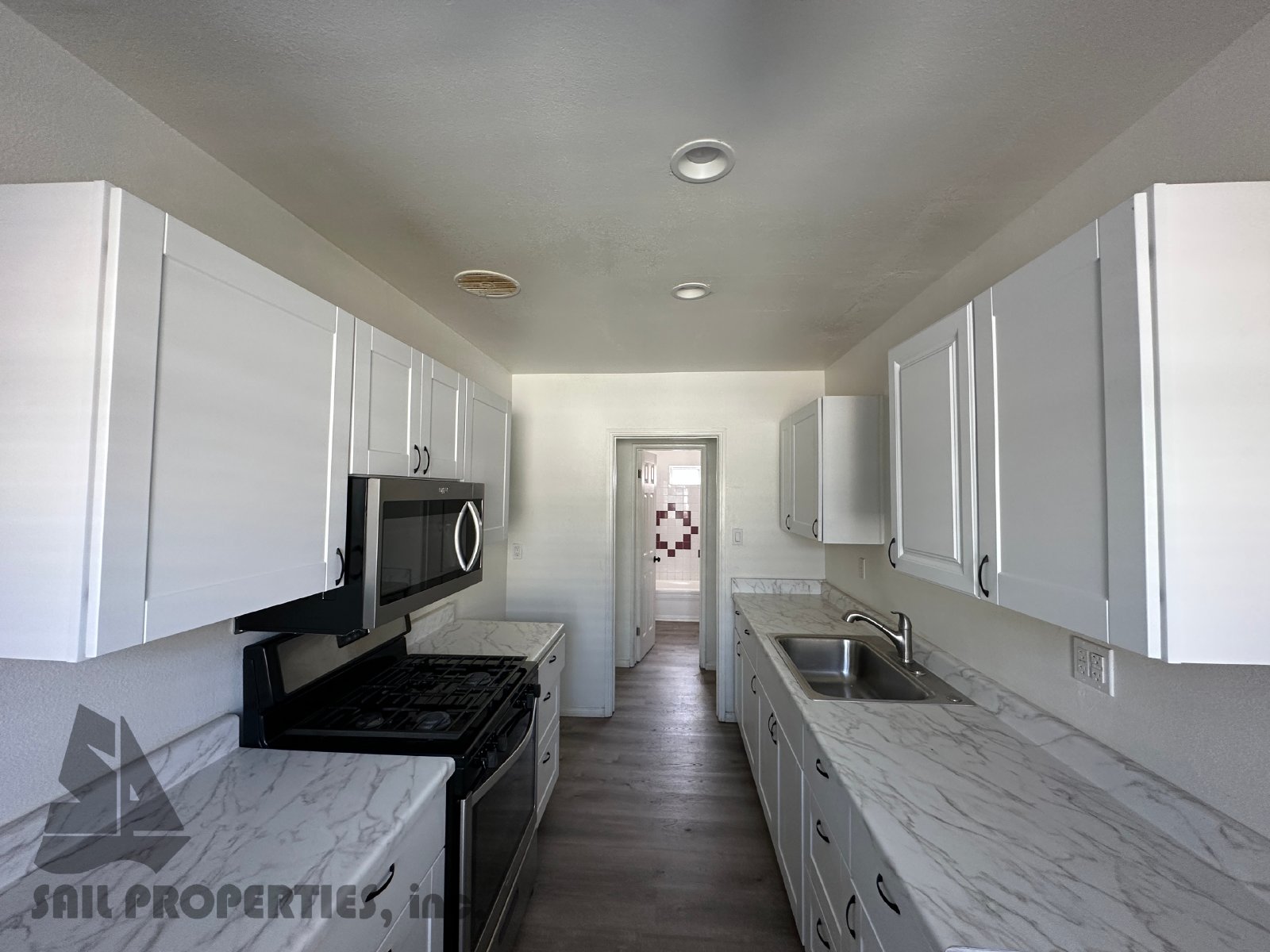 End-Unit Apartment in Prime Location of Paramount! property image