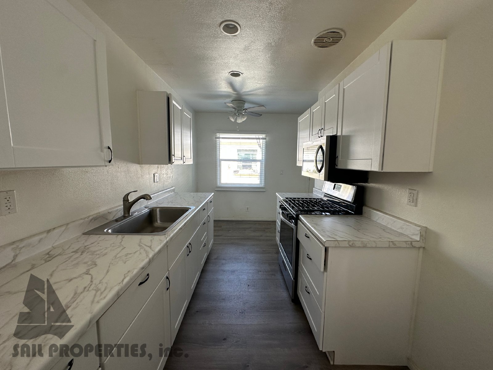 End-Unit Apartment in Prime Location of Paramount! property image