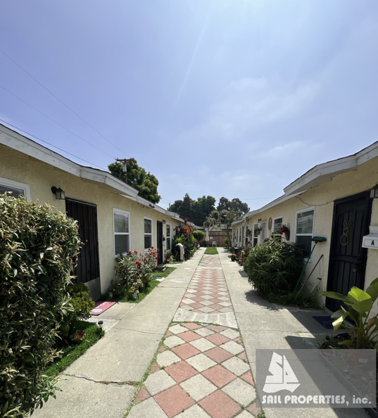 End-Unit Apartment in Prime Location of Paramount! property image